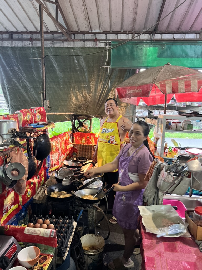 Smiling Thai street food vendors — sanuk and daily life