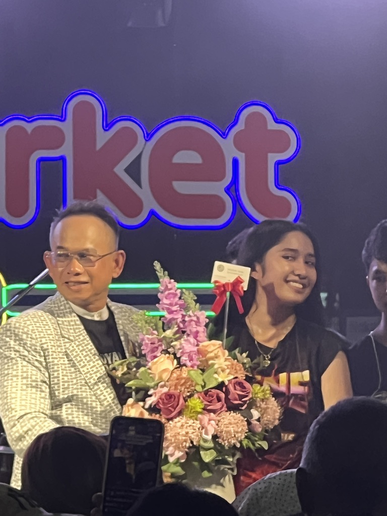 Thai performer and European guest together — social life in Thailand